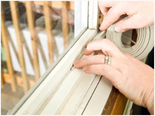 Щель между рамой и створкой