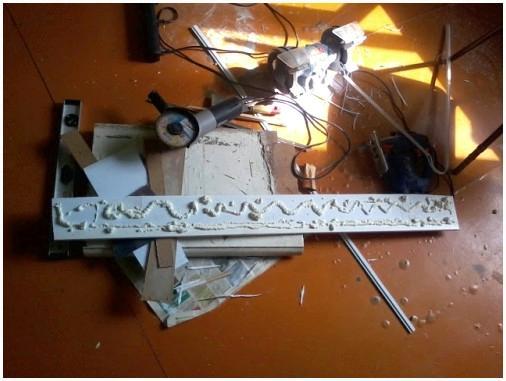 Нанесение пены на панель для откосов