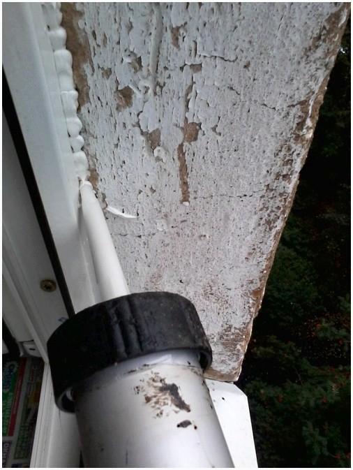 Заделка щелей в окнах герметиком