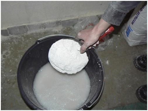 Выравнивание стен спаклевкой - замес шпаклевки