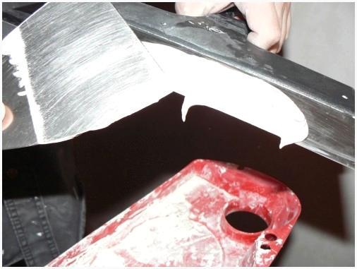 Выравнивание стен спаклевкой - накладыванием раствор маленьким шпателем на широкий