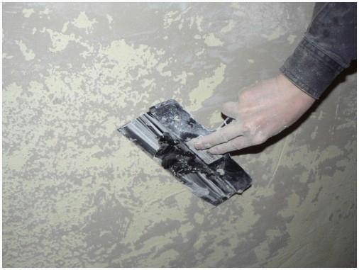 Очистка стены от старой шпаклевки - очищаем шпателем