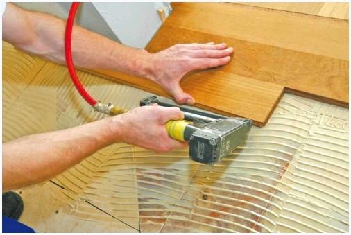 Укладка паркета на клей и гвозди