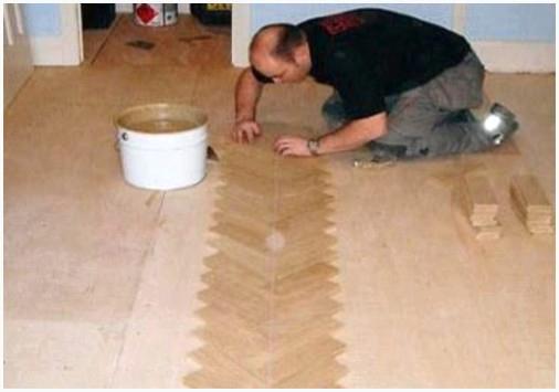 Укладка штучного паркета - первый ряд елочек